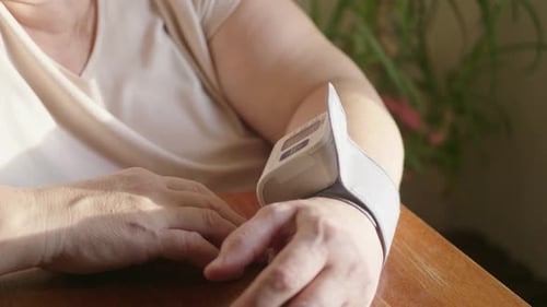 Vue rapprochée de l'auto-mesure de la pression artérielle à l'aide d'un sphygmomanomètre numérique à pression du doigt