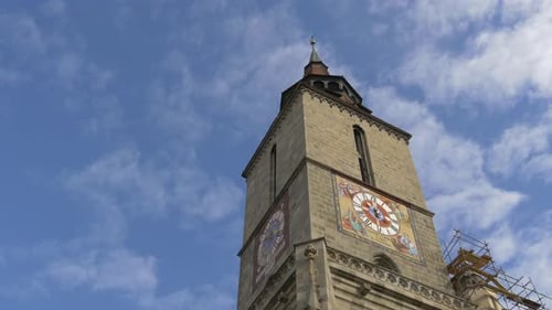 Uhren auf dem schwarzen Kirchturm