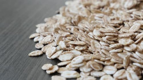 Un tas de gruaux a fabriqué des aliments nutritifs 4K 2160p 30 images par seconde en UltraHD - Flak de seigle déshydraté