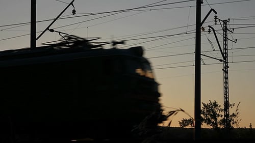 Güterzug gegen Sonnenuntergang