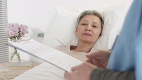 Médico hablando con una paciente anciana