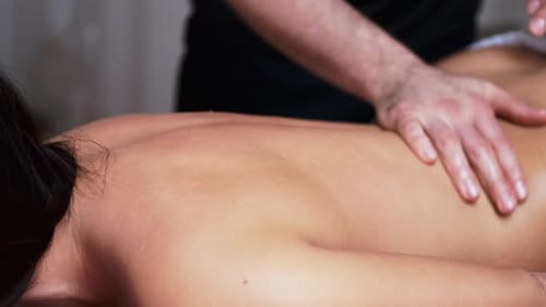 Nahaufnahme des Prozesses der Rückenmassage für den Kunden im Massagesalon