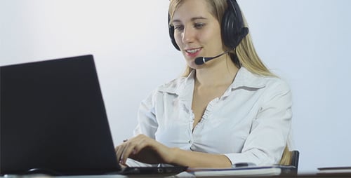 Callcenter-Mitarbeiter im Gespräch mit Kunden