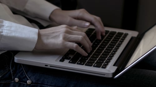 Frau benutzt einen Laptop