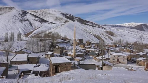 Moschee im muslimischen Dorf im verschneiten und bergigen Tal