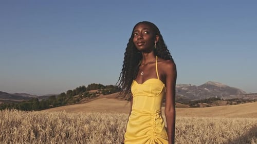 Blue Skies Woman in Yellow Dress Open Meadow em um dia ensolarado