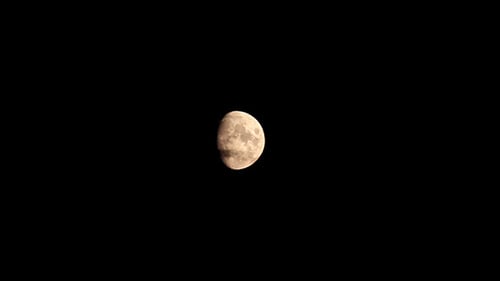 Luna en el cielo nocturno entre nubes