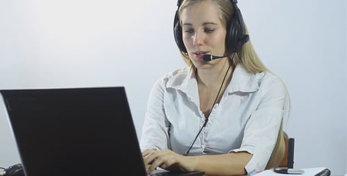 Callcenter-Betreiber arbeitet im Büro