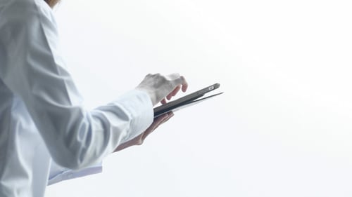 Trabalhando no tablet no escritório