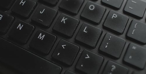 Nahaufnahme von schwarzen Tastaturtasten