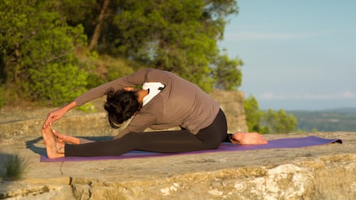Poses de yoga, emplacement exceptionnel, sommet d'une falaise 4