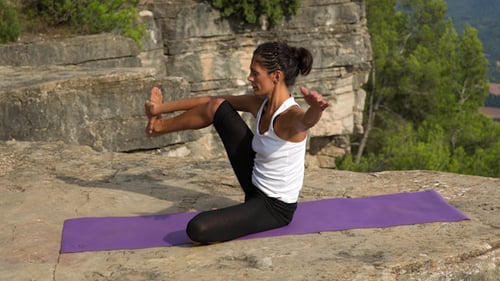 Professeur de yoga, endroit incroyable, sommet d'une falaise de montagne 17