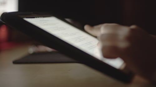 Mann beim Surfen auf Tablet 2