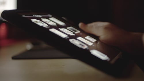 Mann beim Surfen auf Tablet 3