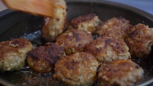 Frische Fleischkoteletts in einer Bratpfanne Grill