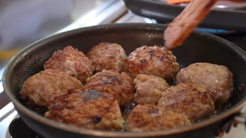 Gebratene Schweinefleischbällchen oder Schnitzel in der Pfanne
