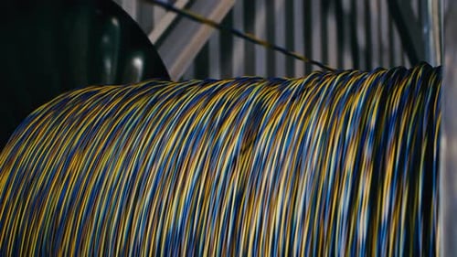 Carrete giratorio con cable en el cierre de la planta de producción de cables