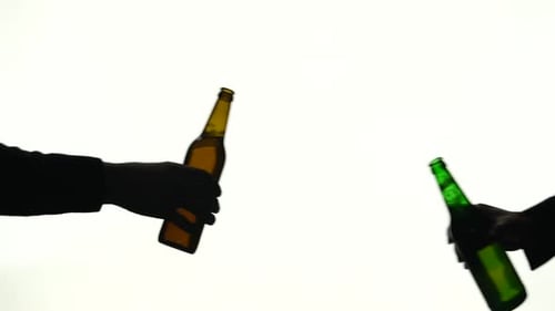 Deux bouteilles entre des mains différentes Clink