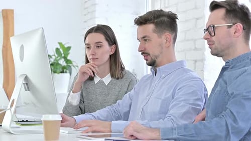 Equipe de startups criativas trabalhando em conjunto no desktop