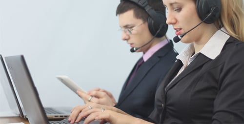 Callcenter-Betreiber arbeiten und verwenden Laptops