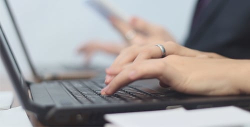 Mädchen benutzt Laptop im Büro