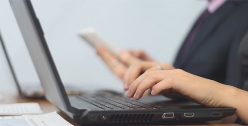 Arbeiten mit Laptop im Büro