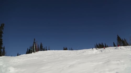 Snowboarden in den Bergen