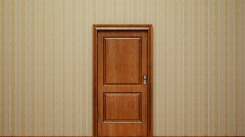 Transición de puerta de madera residencial