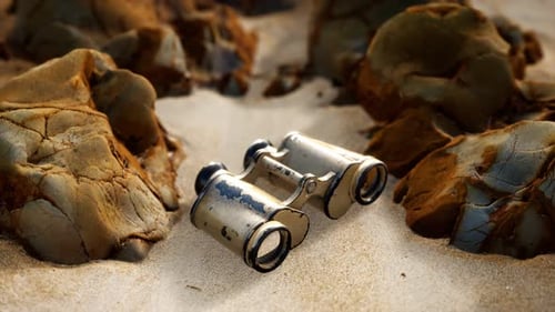 Vieilles jumelles militaires allemandes sur la plage de sable