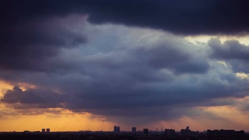 Time-lapse, coucher du soleil, lever du soleil et beau crépuscule, tempête moelleuse, ciel nuageux, bleu et jaune