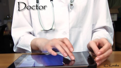 Doktor arbeitet auf Tablet-Computer