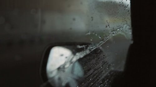 Regentropfen in einem Seitenfenster