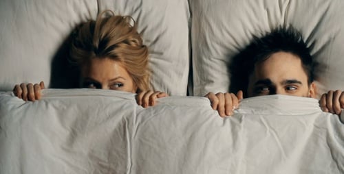 Unter Laken verstecken