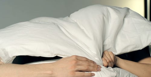 Sorgloses Paar im Bett