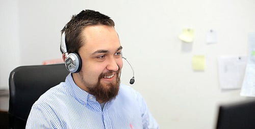 Le centre d'appels des employés répond à l'appel