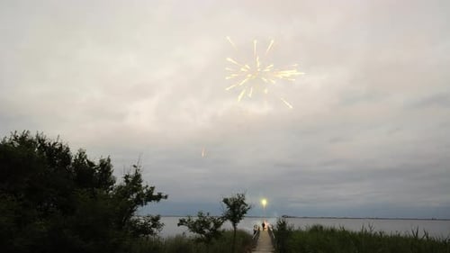 Petit salut au bord du lac sur la jetée