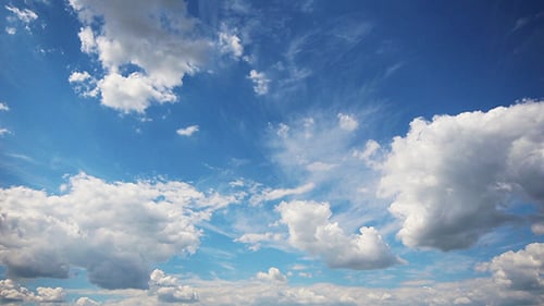 Beaux nuages en mouvement
