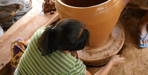 Rueda de cerámica giratoria mujer