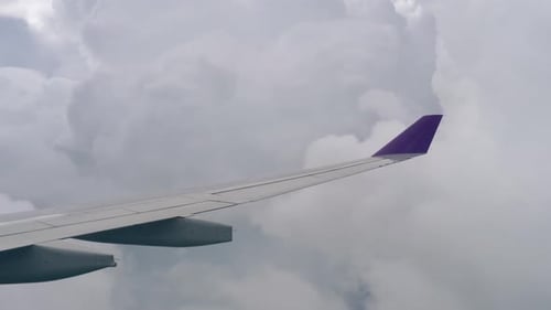 Luftaufnahme vom absteigenden Flugzeug