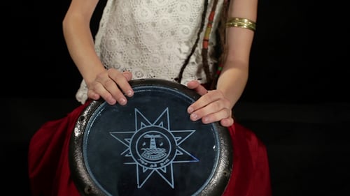 Schöne Perkussions-Schlagzeugerin tritt mit Bongos auf 1