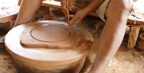 Beginnen Sie mit On Pottery Wheel zu arbeiten