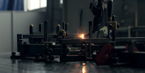 Nahaufnahme von Schweißrobotern funktioniert