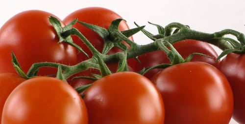 Tomate auf Teller 3
