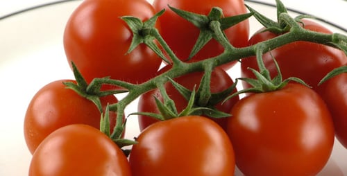 Tomate auf Teller 1