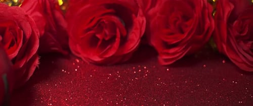 Funkelnder roter Glitzer und rote Rosen