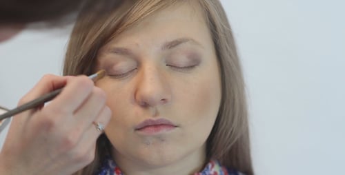Ojos de maquillaje de niña hermosa