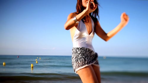 Mujer hermosa playa mar diversión 48