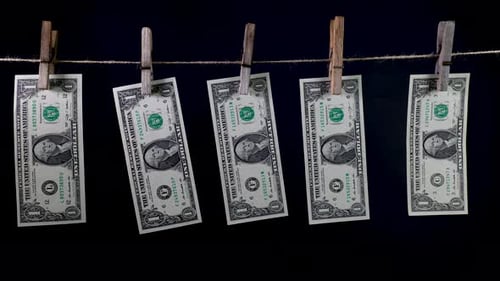 Dollars trocknen an einem Wäscheklammerseil