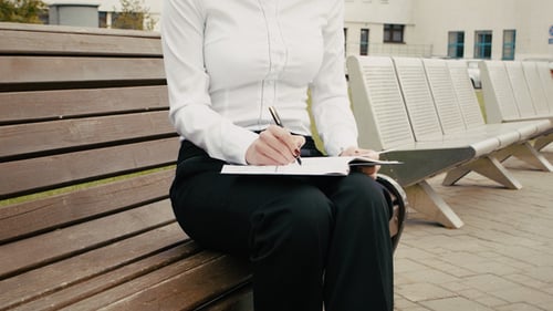 Belle femme d'affaires lisant et travaillant
