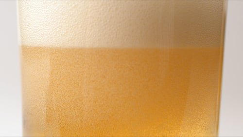 Ein Glas Bier einschenken.
